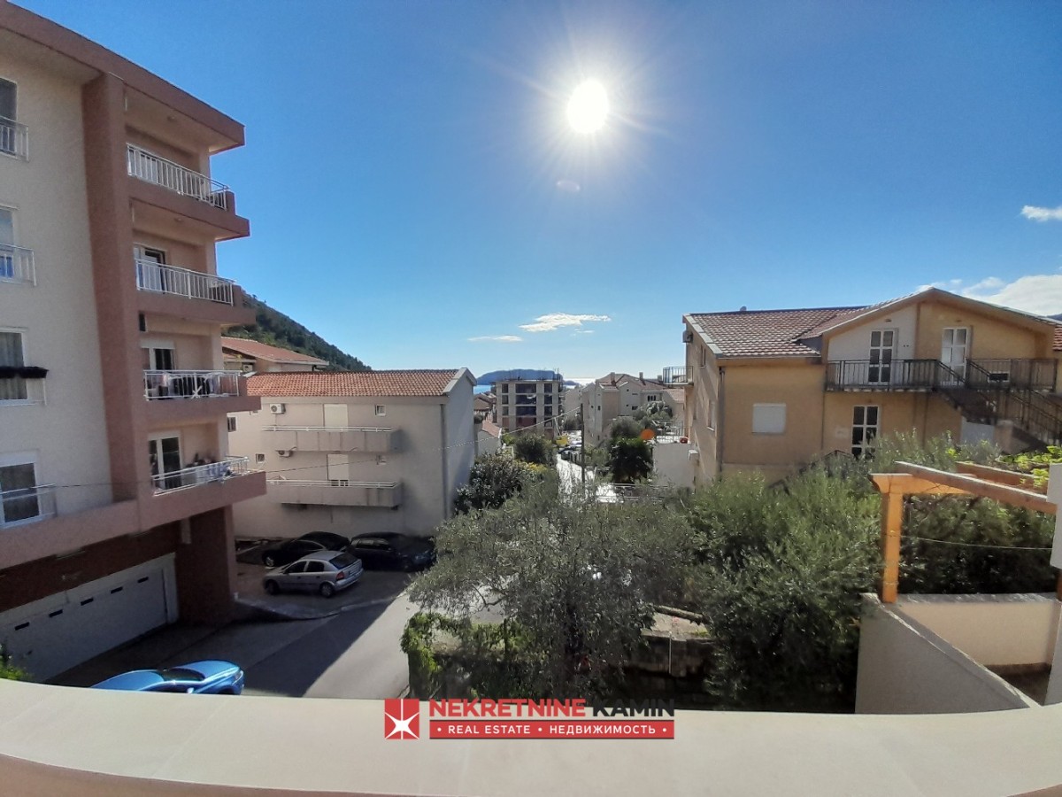 Dvosoban stan sa velikom terasom i parkingom, Lazi, Budva